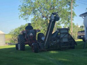 Moving the one row corn picker